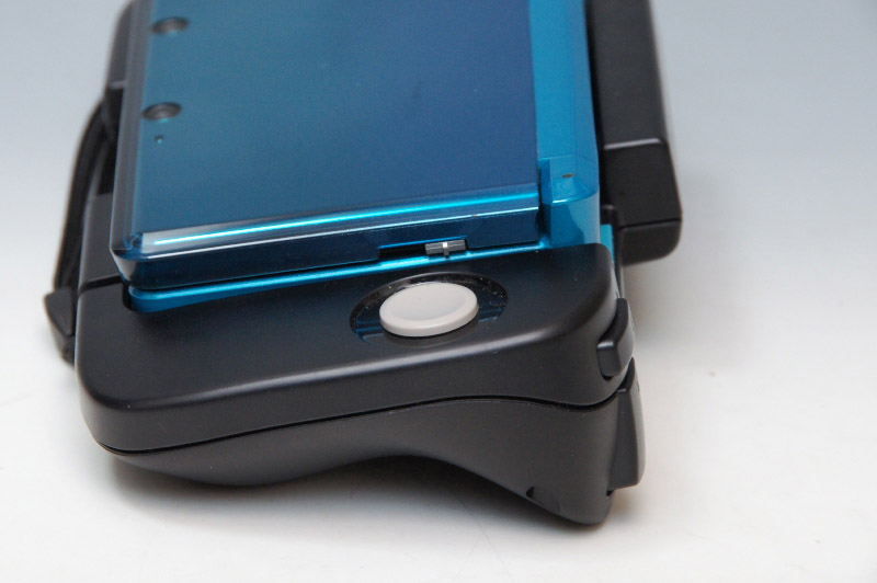 Illustration for article titled Manhandling the 3DS Add-on Slide Pad Doohickey
